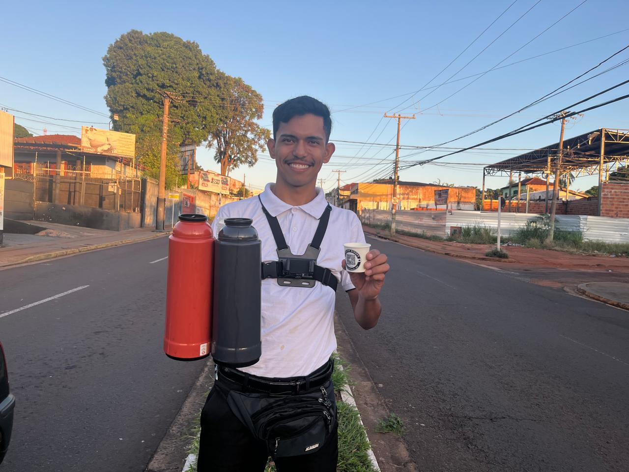“O dinheiro está na rua”: mecânico vende café no trânsito e conquista clientes com ‘Pix da confiança’ em Campo Grande