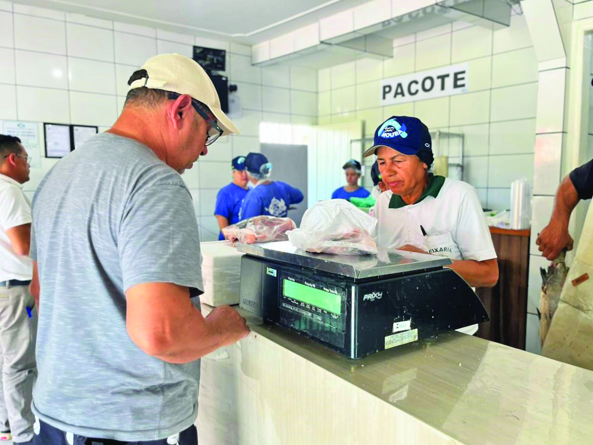 Sexta-feira Santa: consumidores aproveitam véspera para garantir pescado e movimentam peixarias na Capital