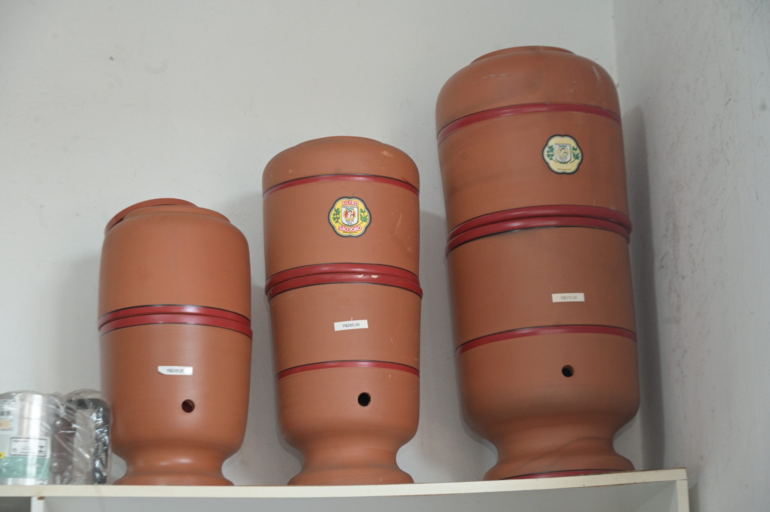 Tradicional nas cozinhas brasileiras, filtro de barro segue em alta na Capital por custo-benefício, eficiência e memória afetiva