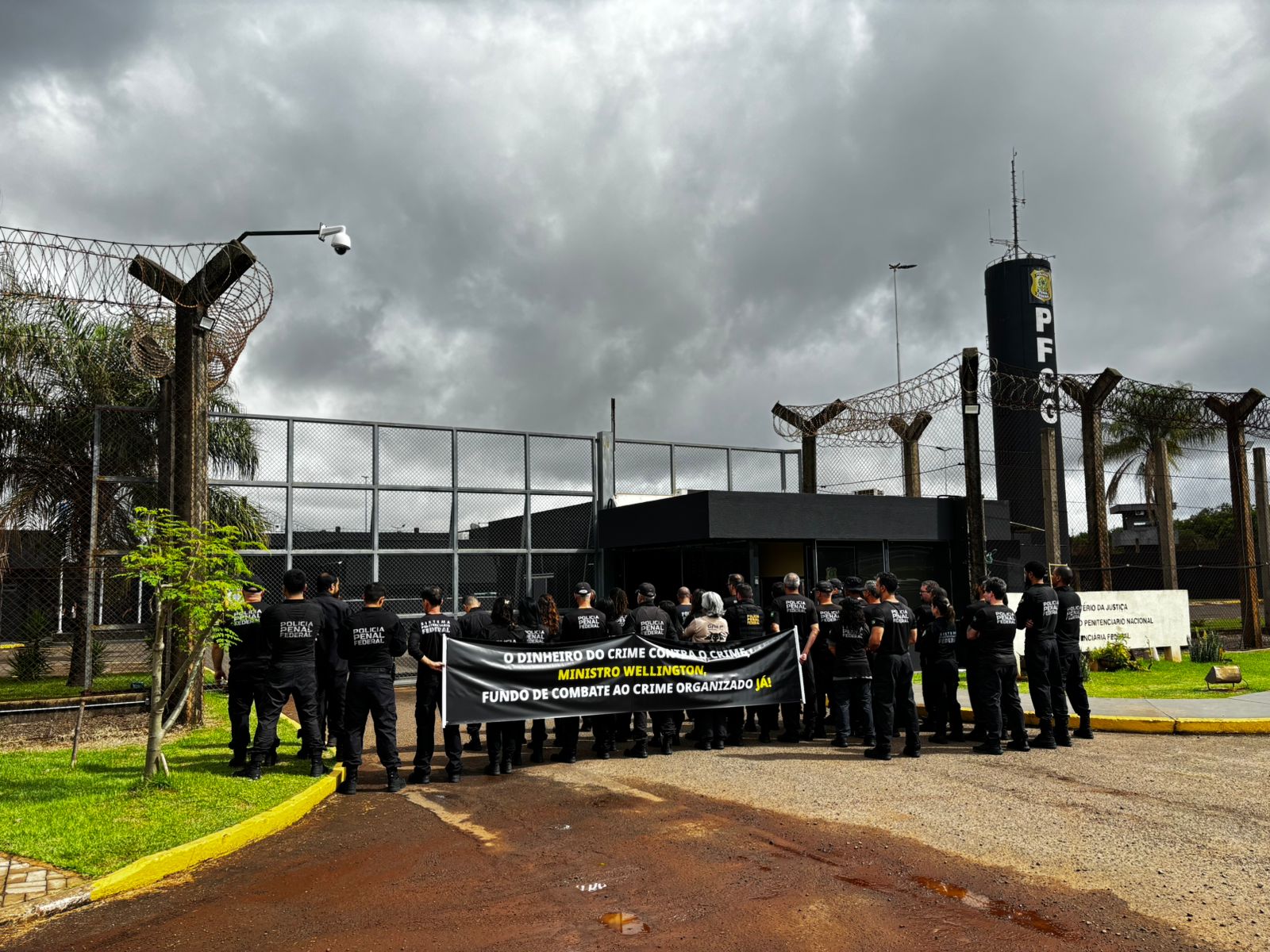 Policiais penais federais aprovam estado de greve e podem paralisar presídios a partir de segunda-feira