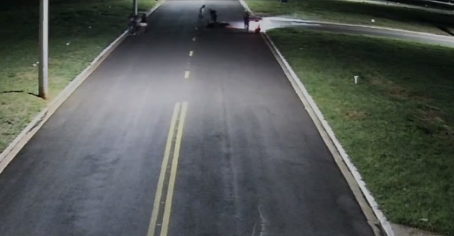 Vídeo mostra momento que em que bebê de 1 ano e 7 meses é atropelada por moto; responsável presta depoimento à polícia