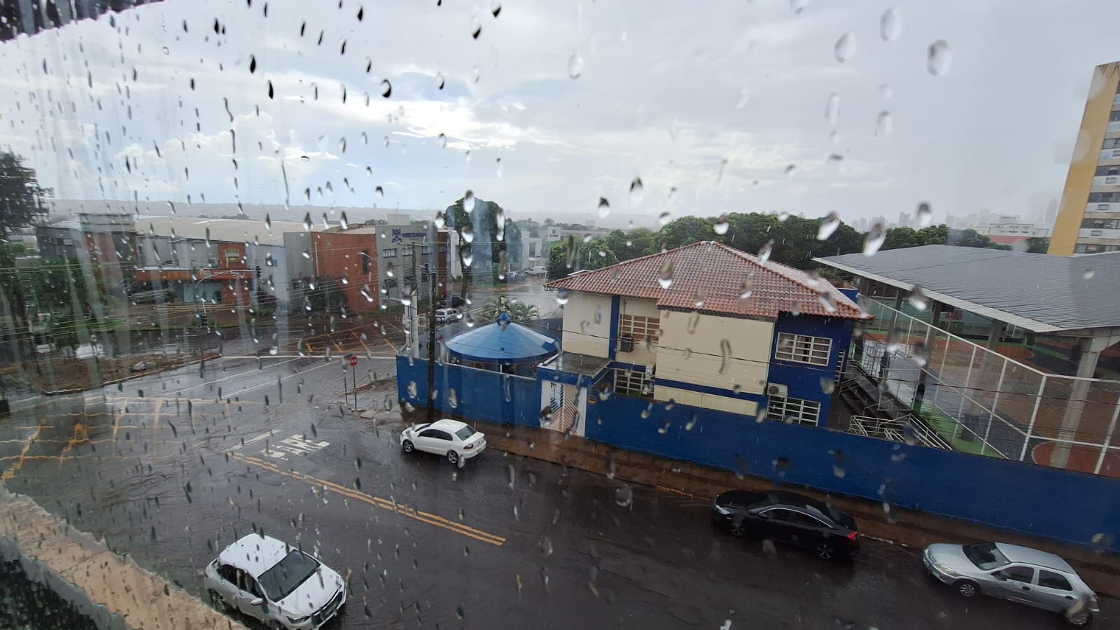 Com alerta de tempestade, chuva chega à Capital e temperatura cai para 29ºC nesta terça (07)