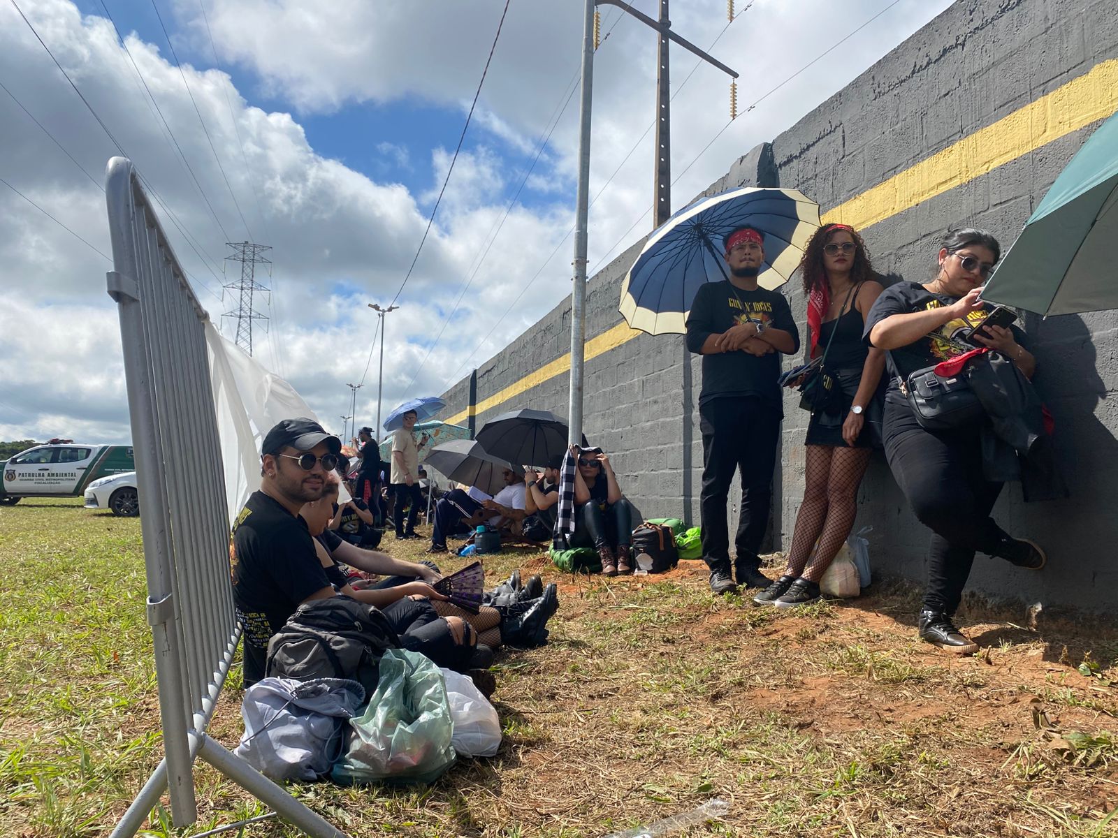 Fãs acampam desde quarta-feira e exibem looks criativos em fila para noite histórica do Guns N’ Roses