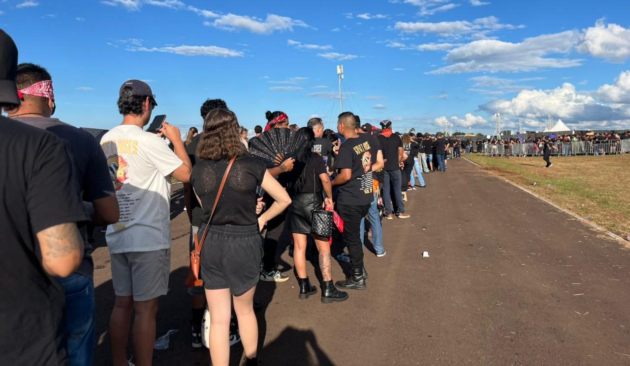 Fãs enfrentam filas sob sol forte e trânsito intenso antes de show do Guns N’ Roses na Capital