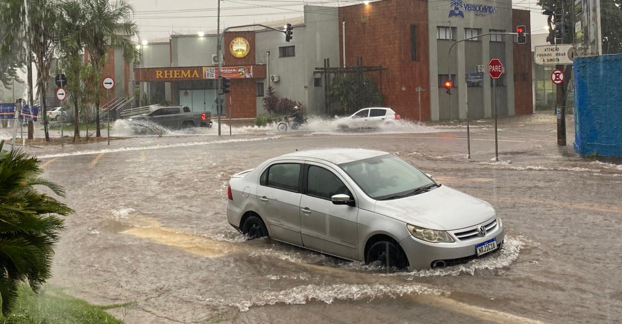 Chuva volta a alagar ruas e repete transtornos em Campo Grande na tarde desta segunda (13)