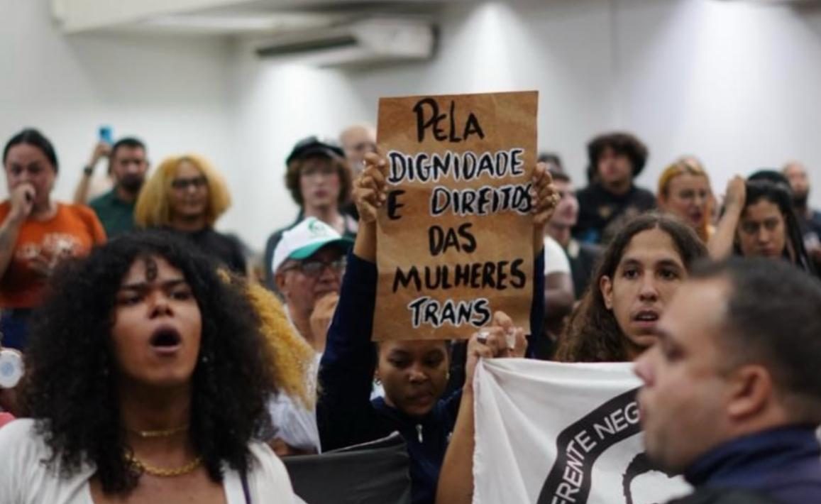 Após sanção, lei sobre banheiros para mulheres trans vira alvo de ação para derrubada