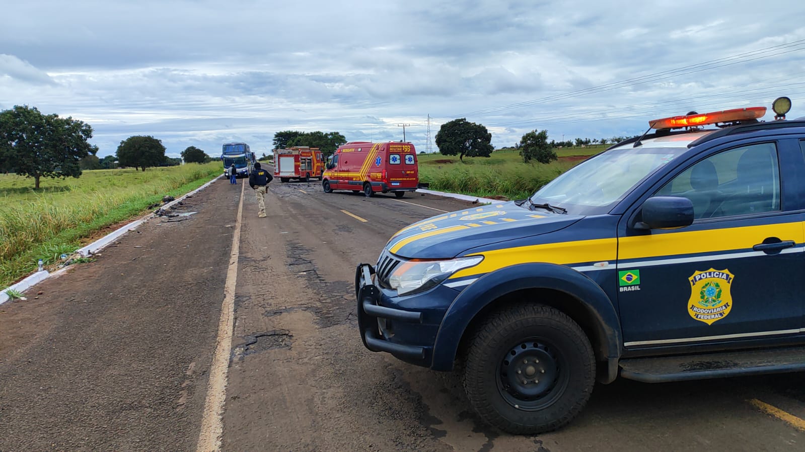 Ônibus vindo de Brasília capota na BR-060 em MS