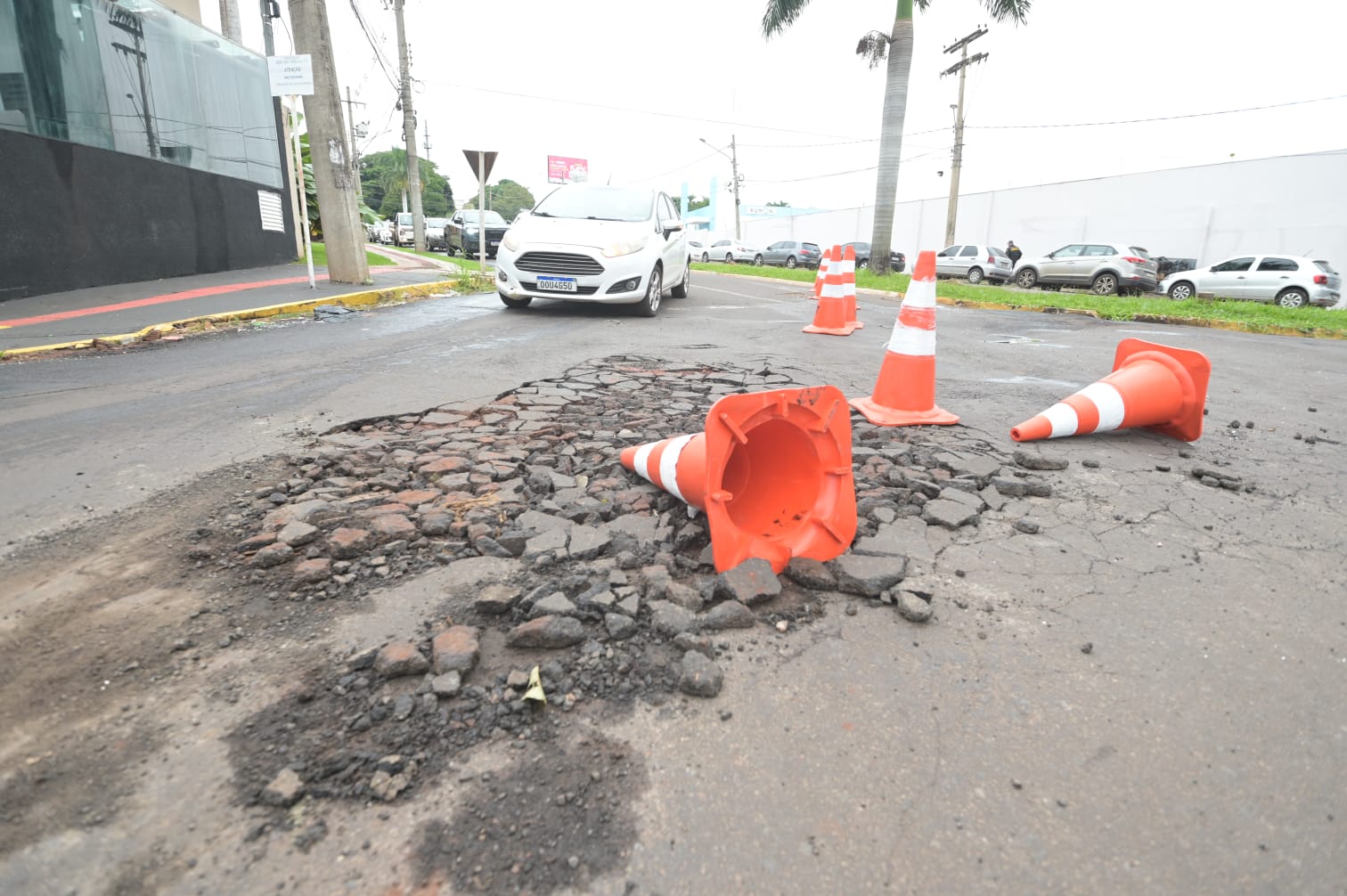 Temporal destrói asfalto, provoca alagamentos e deixa rastro de prejuízos em Campo Grande e Deodápolis