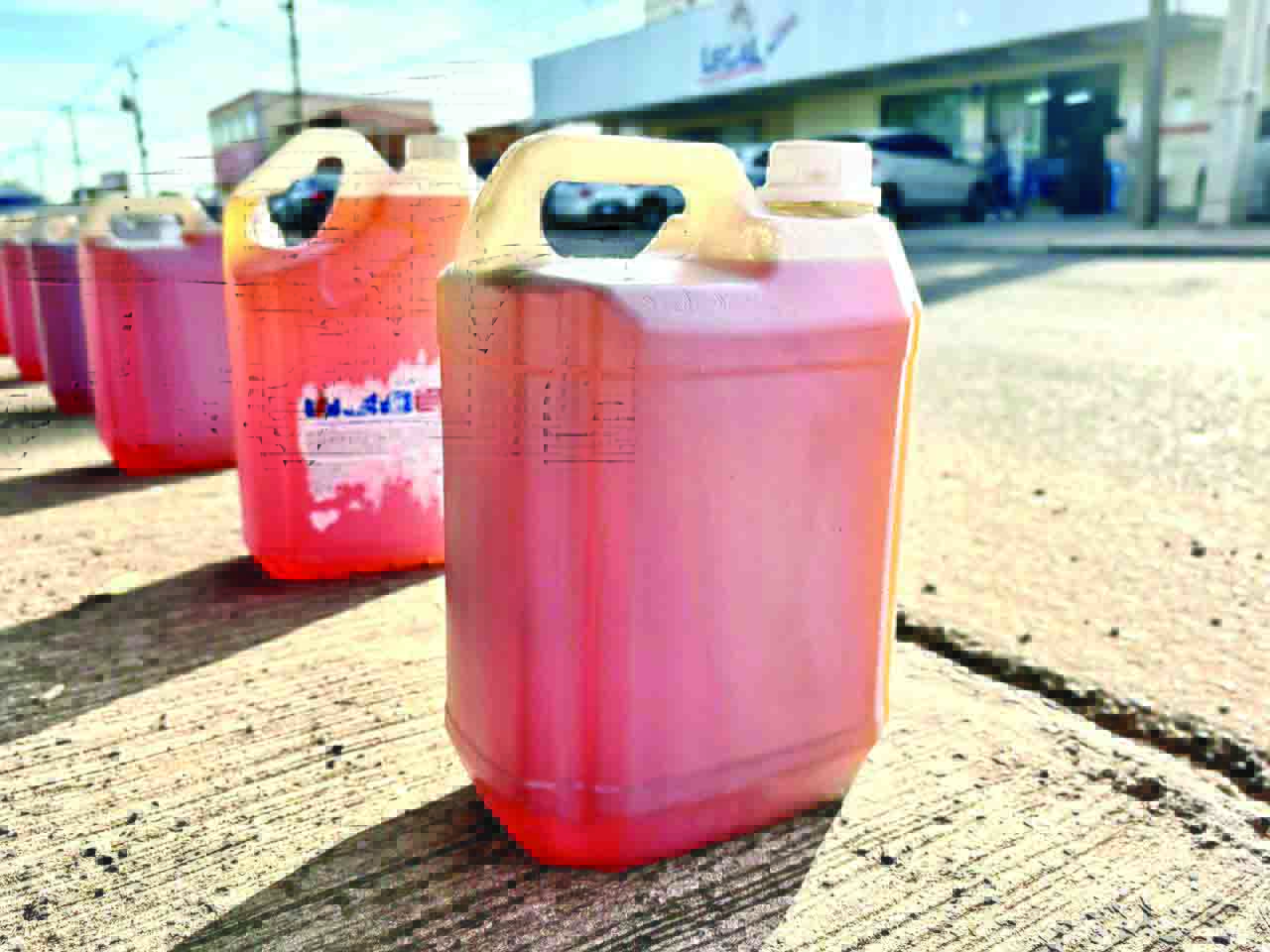 Sabão caseiro ganha espaço como alternativa de economia após alerta sanitário envolvendo produtos industrializados