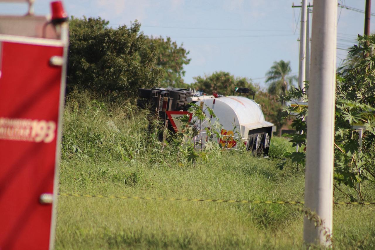 Caminhão-tanque tomba, vaza combustível e interdita BR-060 na saída para Sidrolândia