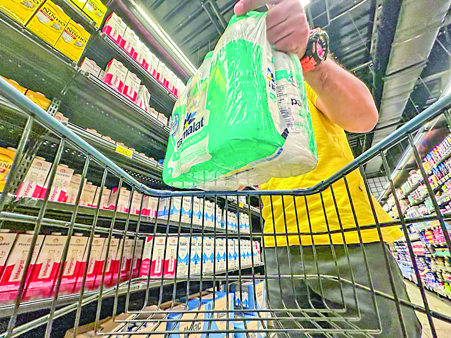 Leite fecha a semana com queda no preço, chegando a custar R$ 4,79 o litro