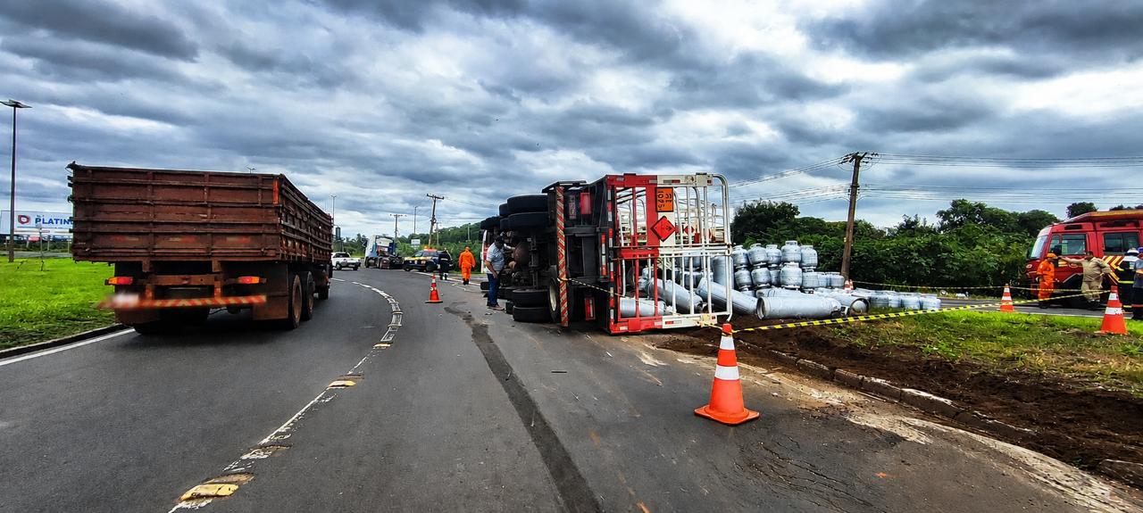 Carreta carregada com botijões de gás tomba na BR-163 em Campo Grande