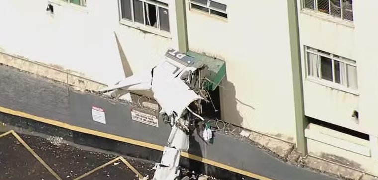 Avião cai e bate em prédio em Belo Horizonte