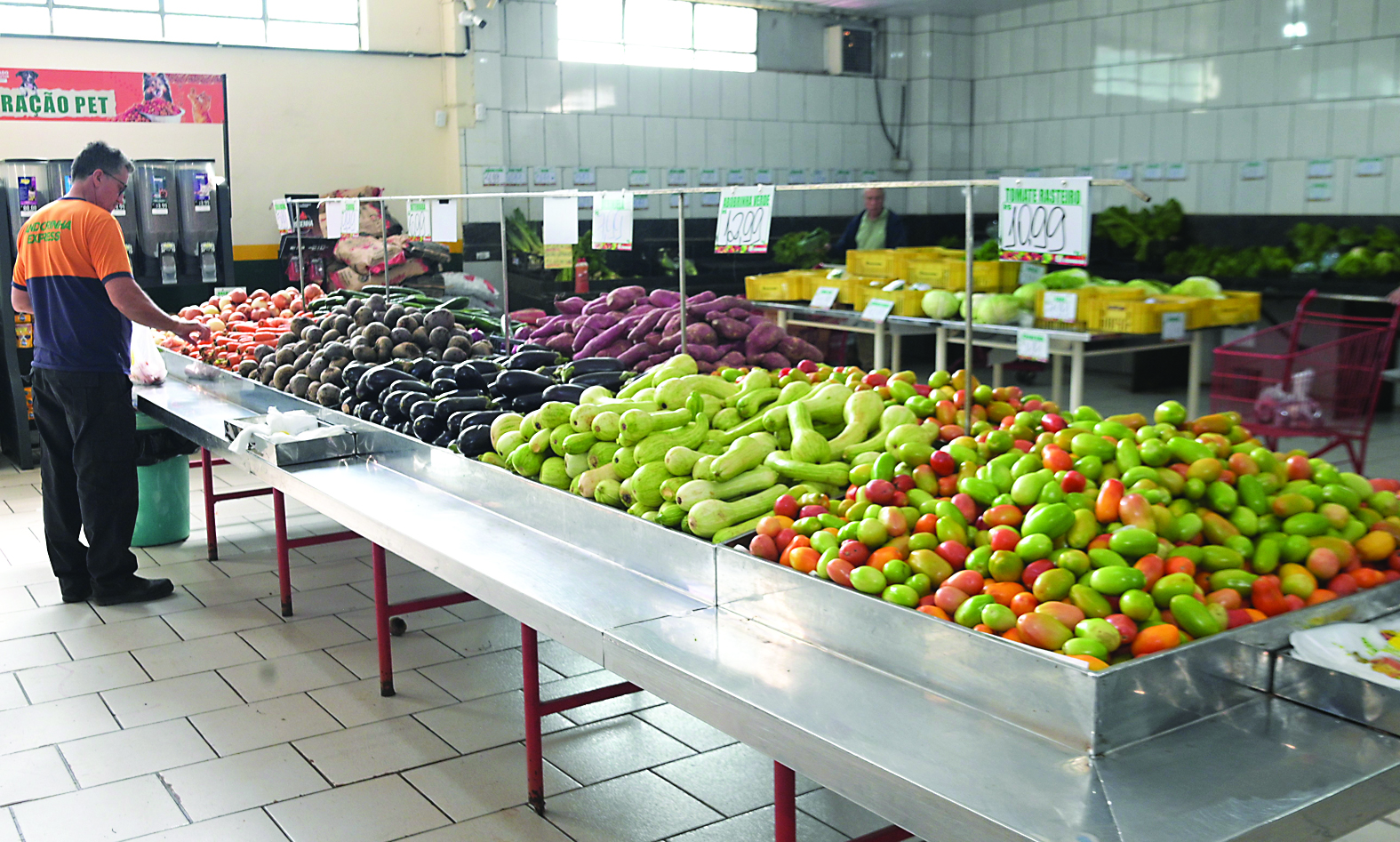 Tomate dispara quase 45% e pressiona preço da cesta básica em Campo Grande