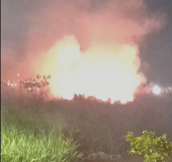 Raio provoca incêndio em vegetação e mobiliza bombeiros em Dourados
