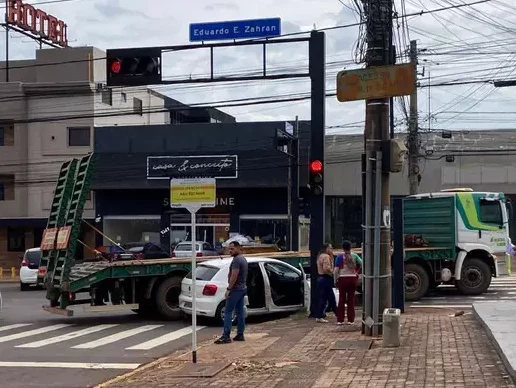 Carreta prensa carro de aplicativo e provoca congestionamento na Avenida Zahran