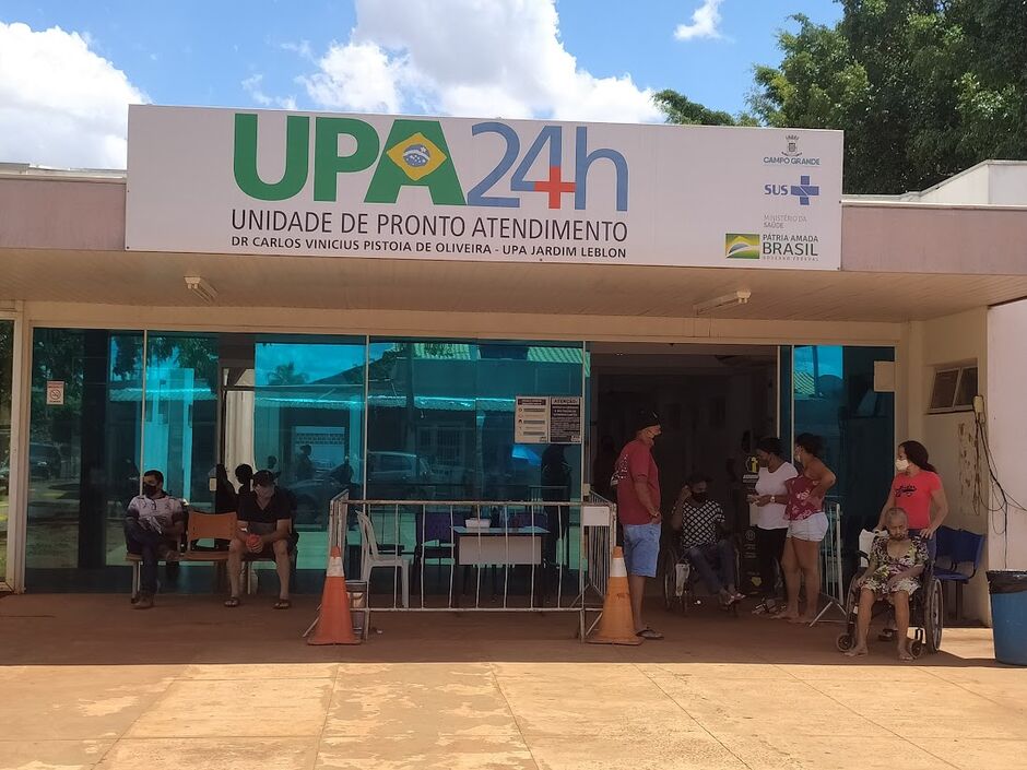 Homem com ferimento na cabeça é socorrido após procurar ajuda em loja no Jardim Leblon