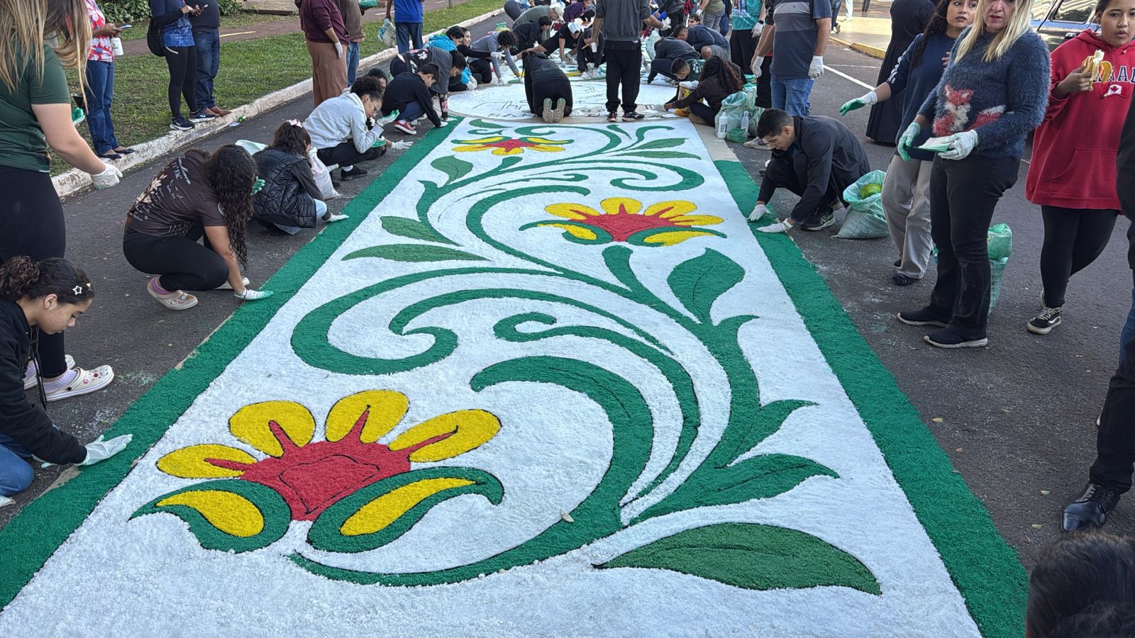 Fiéis transformam ruas com tapetes de Corpus Christi em Campo Grande