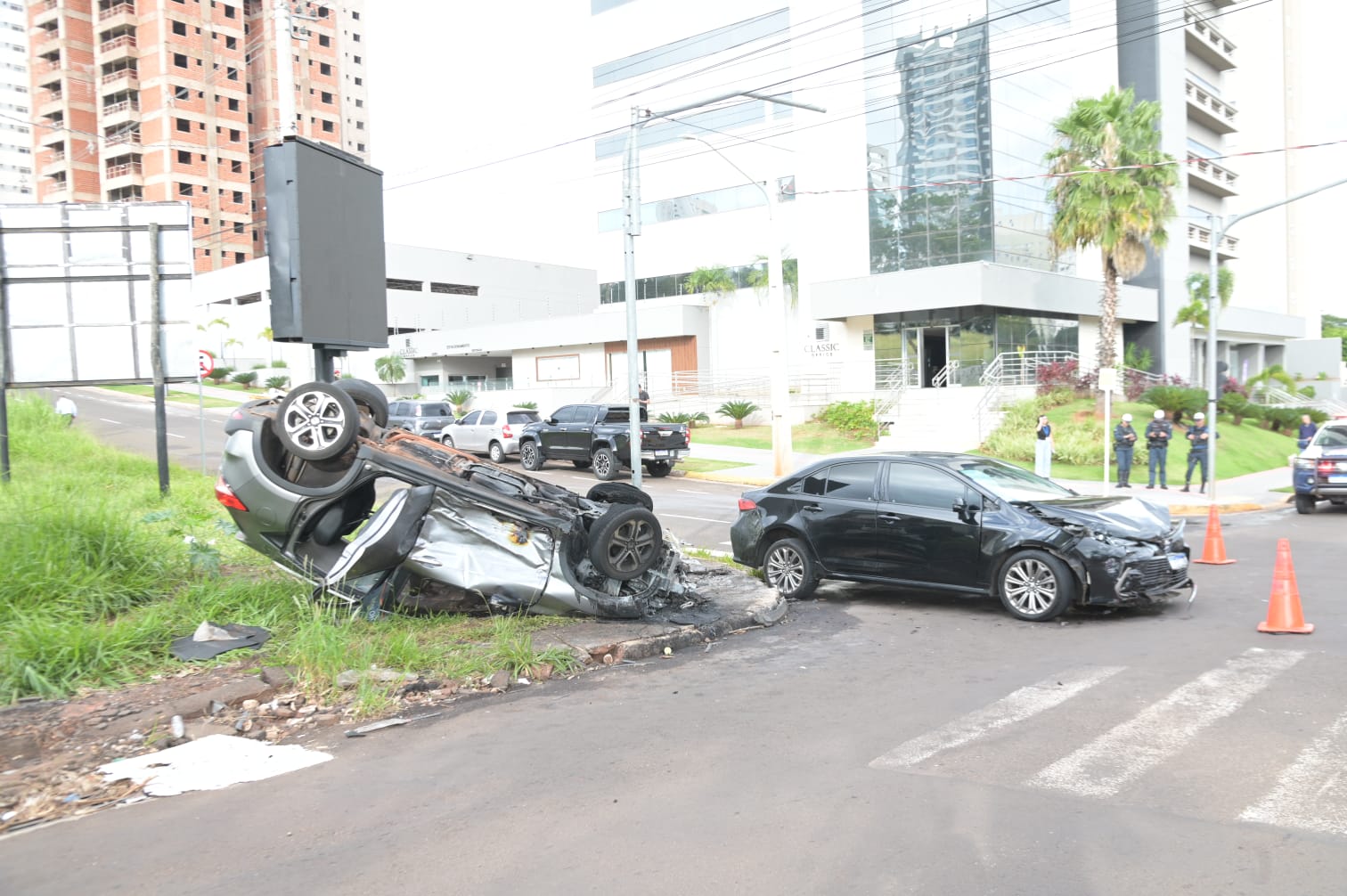 Carro pega fogo após acidente na Avenida Rachid Neder