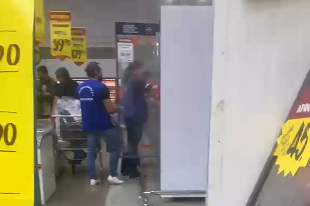 Atacadista na Av. Duque de Caxias é alvo de operação da polícia e Procon; carnes e frios são apreendidos