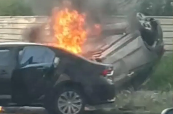 Carro pega fogo após acidente na Avenida Rachid Neder