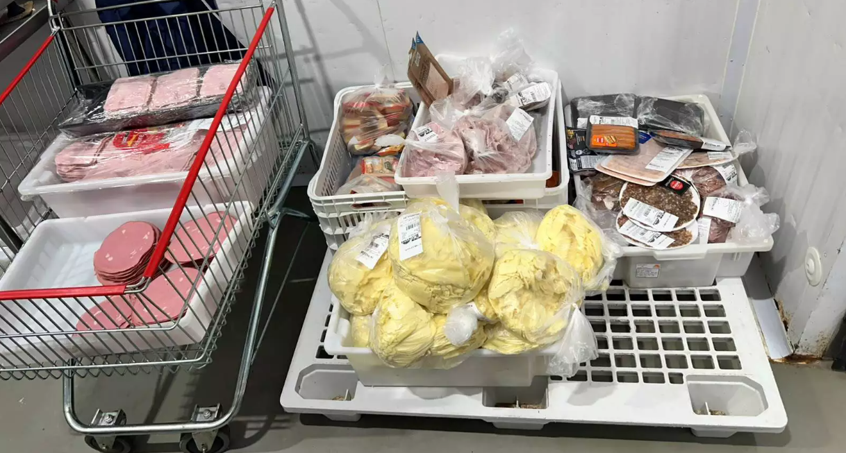 Operação recolhe mais de uma tonelada de carnes e frios em Atacadista após denuncias