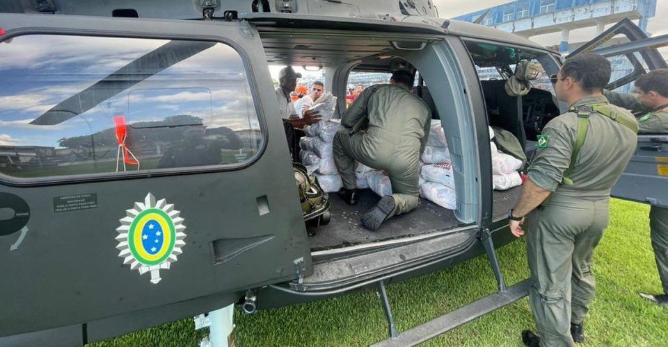 O 2º Batalhão de Aviação do Exército está no sul da #Bahia apoiando os órgãos de Defesa Civil na distribuição de itens de subsistência. Hoje(12/12), transportamos água e alimentos para a população isolada de Jucuruçu.
