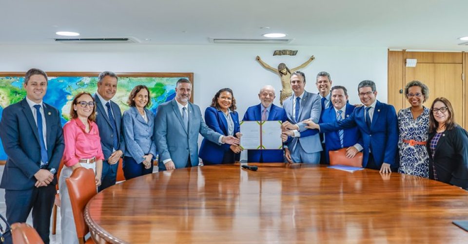 Presidente Lula durante assinatura da Lei de retomada de obras inacabadas. Foto: Ricardo Stuckert/PR