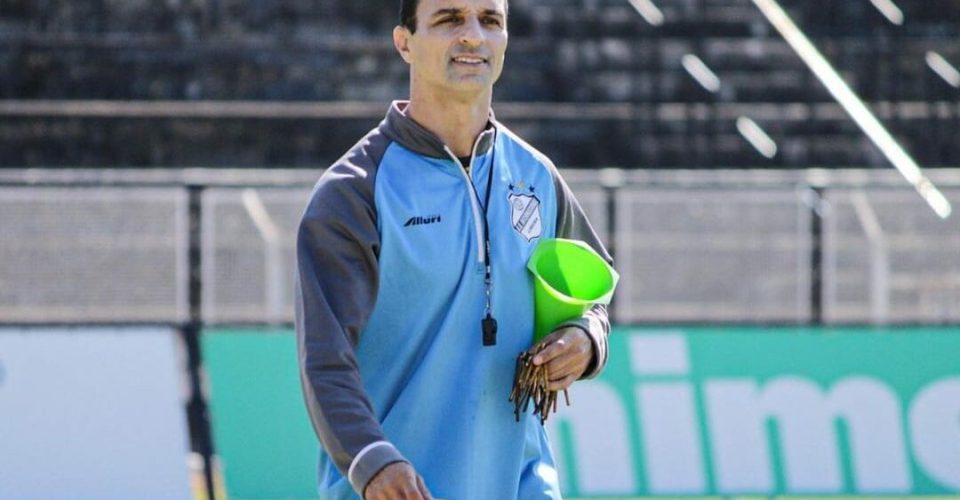 Técnico Júnior Rocha preparando a equipe para o jogo contra o Operário/MS. Foto: @Jotaprodutor