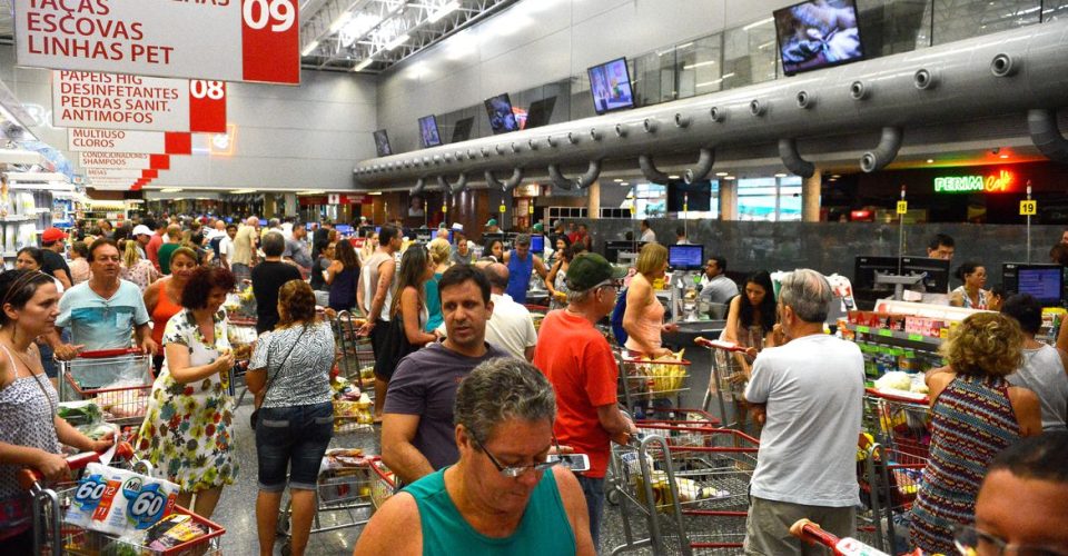 Vitória (ES) - Supermercados lotados e com filas nos caixas e na entrada funcionam em horário reduzido. (Tânia Rêgo/Agência Brasil)