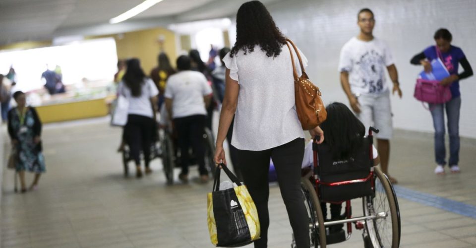 Brasília - A Coordenação de Pessoas com Deficiência (Promodef) do DF realiza atividades em comemoração ao Dia Nacional de Luta da Pessoa com Deficiência, na estação 112 Sul do metrô (Marcelo Camargo/Agência Brasil)