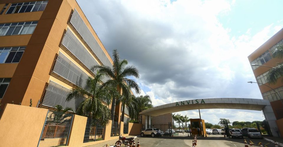 Fachada do edifício sede da Agência Nacional de Vigilância Sanitária (Anvisa).