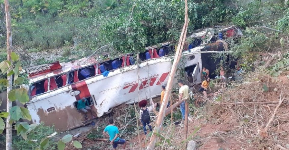 Ônibus cai em abismo na BR-222