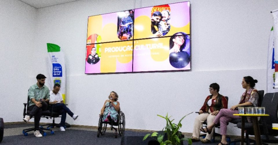 Mirella Ballatore durante o Seminário de Cultura Acessível, realizado em Campo Grande em 30 de setembro. Foto: Henrique Kawaminami