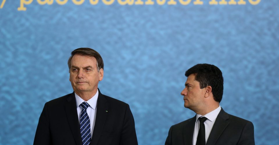 *ARQUIVO* BRASÍLIA, DF, 03.10.2019 - O presidente Jair Bolsonaro com o ministro da Justiça, Sergio Moro, em cerimônia de lançamento da campanha de divulgação do projeto anticrime, em Brasília (DF).