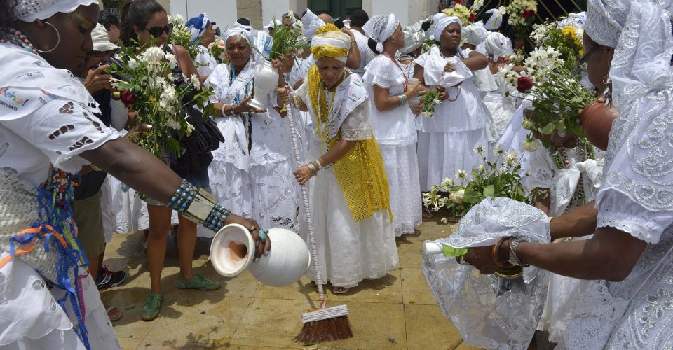 ***ARQUIVO***SALVADOR, BA, 16.01.2014 - Baiana fazem a tradicional lavagem das escadarias do Senhor do Bonfim, em Salvador (BA).