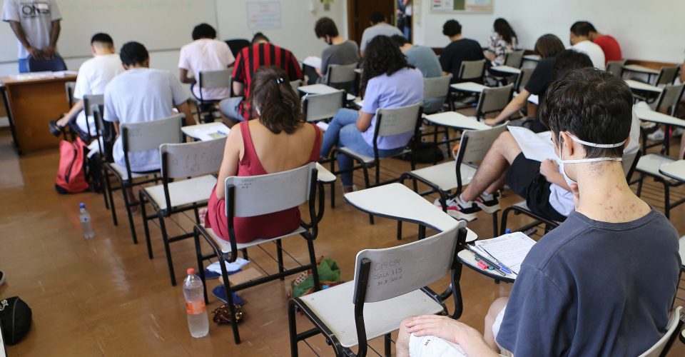 SÃO PAULO, SP, 16/01/2022: FUVEST-2022 - Segunda fase da Fuvest 2022 teve inicio neste domingo com prova de português e redação. Na foto, vestibulandos fazem as provas em sala de aula da USP.