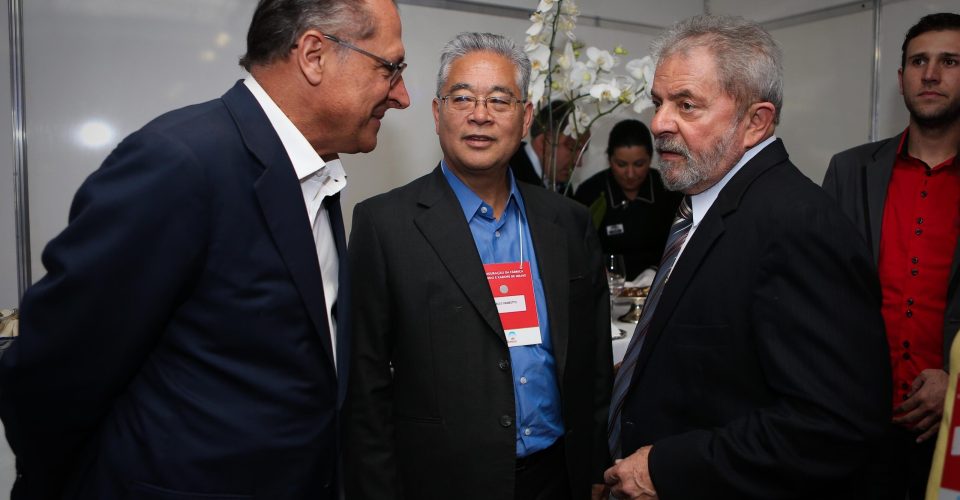 ***ARQUIVO***PALMITAL, SP, 23.07.2014 - O ex-governador de São Paulo Geraldo Alckmin (sem partido) e o ex-presidente Lula (PT) durante evento em Palmital, no interior paulista.