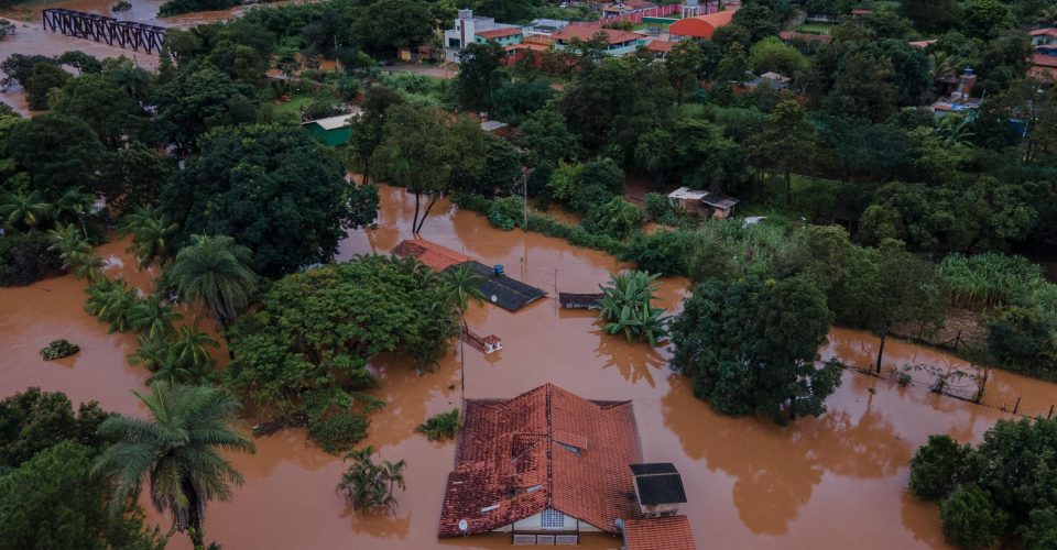 ***ARQUIVO***JUATUBA, MG, 10.01.2022 - Bairro fica completamente alagado após forte chuva provocar uma enchente na cidade de Juatuba, no interior de MG.