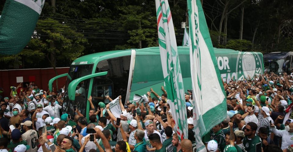 SÃO PAULO, SP, 02.02.2022: FUTEBOL-PALMEIRAS - Equipe de Abel Ferreira viaja nesta quarta-feira, 2, para os Emirados Árabes. O Palmeiras está a caminho do Mundial de Clubes. A delegação deixou a Academia de Futebol na manhã desta quarta-feira com destino ao aeroporto de Guarulhos, onde ruma para os Emirados Árabes. O time contou com uma grande festa na saída do CT.