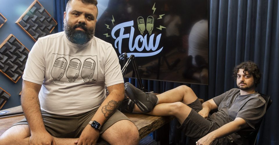 ***ARQUIVO***SÃO PAULO, SP, 05.11.2021 - Retrato dos apresentadores Igor 3k (e) e Monark, do Flow podcast.