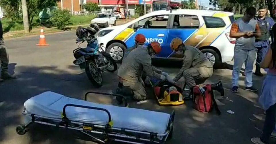 Motociclista atingiu a lateral da kombi.
Foto: Reprodução/ Redes Sociais