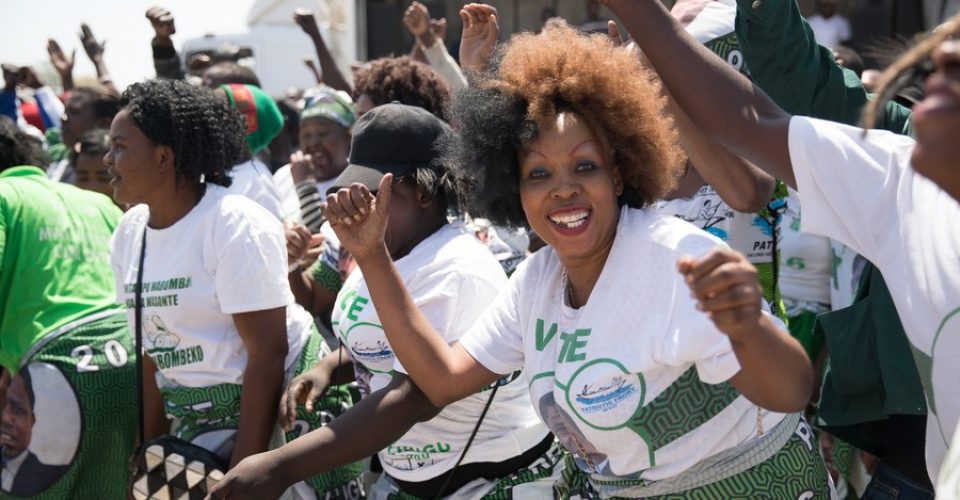 Mulheres zambianas dançam durante o lançamento do projeto de mega rodovia financiado pela China em Chisamba, Zâmbia, no dia 8 de setembro de 2017.(Xinhua/Peng Lijun)