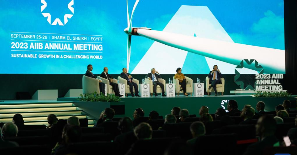 BAII lança plano de ação climática para combater as mudanças climáticas
2023-09-27 12:51:08丨portuguese.xinhuanet.com


Pessoas participam da abertura da oitava reunião anual do Banco Asiático de Investimento em Infraestrutura (BAII) em Sharm El-Sheikh, Egito, no dia 25 de setembro de 2023. (BAII/Divulgação via Xinhua)