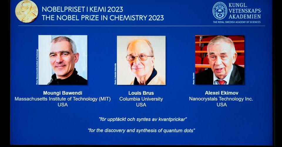 Retratos dos ganhadores do Prêmio Nobel de Química de 2023, Moungi G. Bawendi (E), Louis E. Brus (M) e Alexei I. Ekimov, são mostrados em uma tela durante o anúncio do prêmio na Academia Real das Ciências da Suécia em Estocolmo, Suécia, em 4 de outubro de 2023. (Foto por Wei Xuechao/Xinhua)