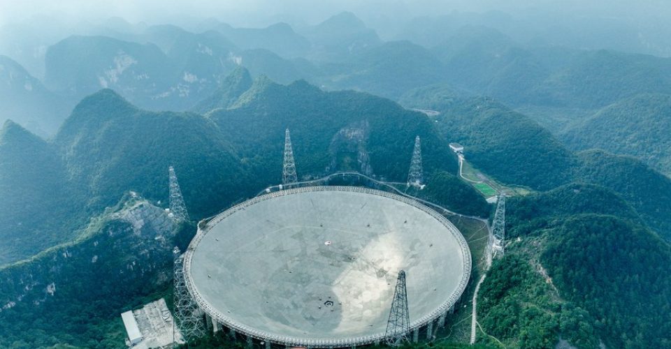Foto aérea de 26 de julho de 2023 mostra o Radiotelescópio Esférico de Abertura de Quinhentos Metros (FAST) na Província de Guizhou, sudoeste da China. (Xinhua/Ou Dongqu)