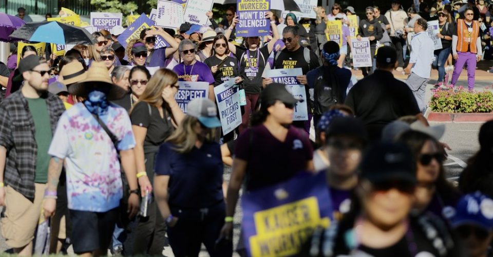 Foto: Profissionais de saúde protestam em frente a um centro médico da Kaiser Permanente em Baldwin Park, Califórnia, Estados Unidos, no dia 4 de outubro de 2023. (Xinhua)