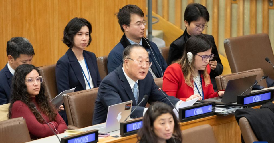 Foto: Zhang Jun (c), representante permanente da China nas Nações Unidas, discursa no debate geral sobre questões de direitos humanos realizado pelo Terceiro Comitê da 78ª Assembleia Geral da ONU na sede da ONU em Nova York, no dia 17 de outubro de 2023. Os países em desenvolvimento e amigos fizeram declarações na terça-feira para apoiar a China no debate geral sobre questões de direitos humanos/(Xinhua/Xie E)