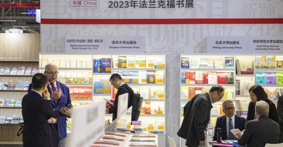 Foto: Pessoas conversam na área de exposição das editoras chinesas na 75ª edição da Feira do Livro de Frankfurt, em Frankfurt, Alemanha, no dia 18 de outubro de 2023. (Xinhua/Zhang Fan)
