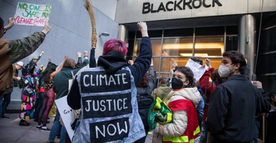 Foto: Ativistas climáticos participam de um protesto em Nova York, nos Estados Unidos, em 29 de outubro de 2022. (Foto por Michael Nagle/Xinhua)